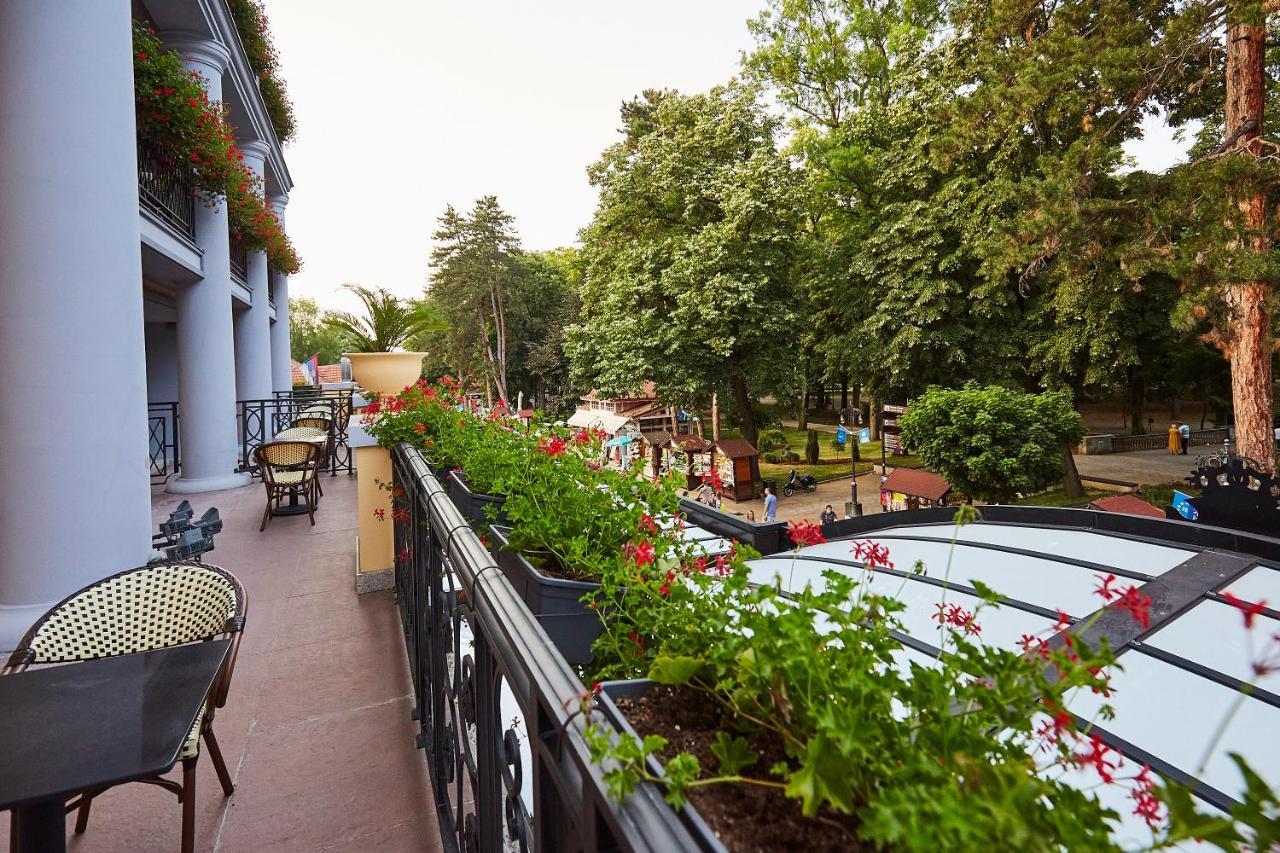A Hoteli - Hotel Park Vrnjačka Banja 외부 사진 The hotel's terrace