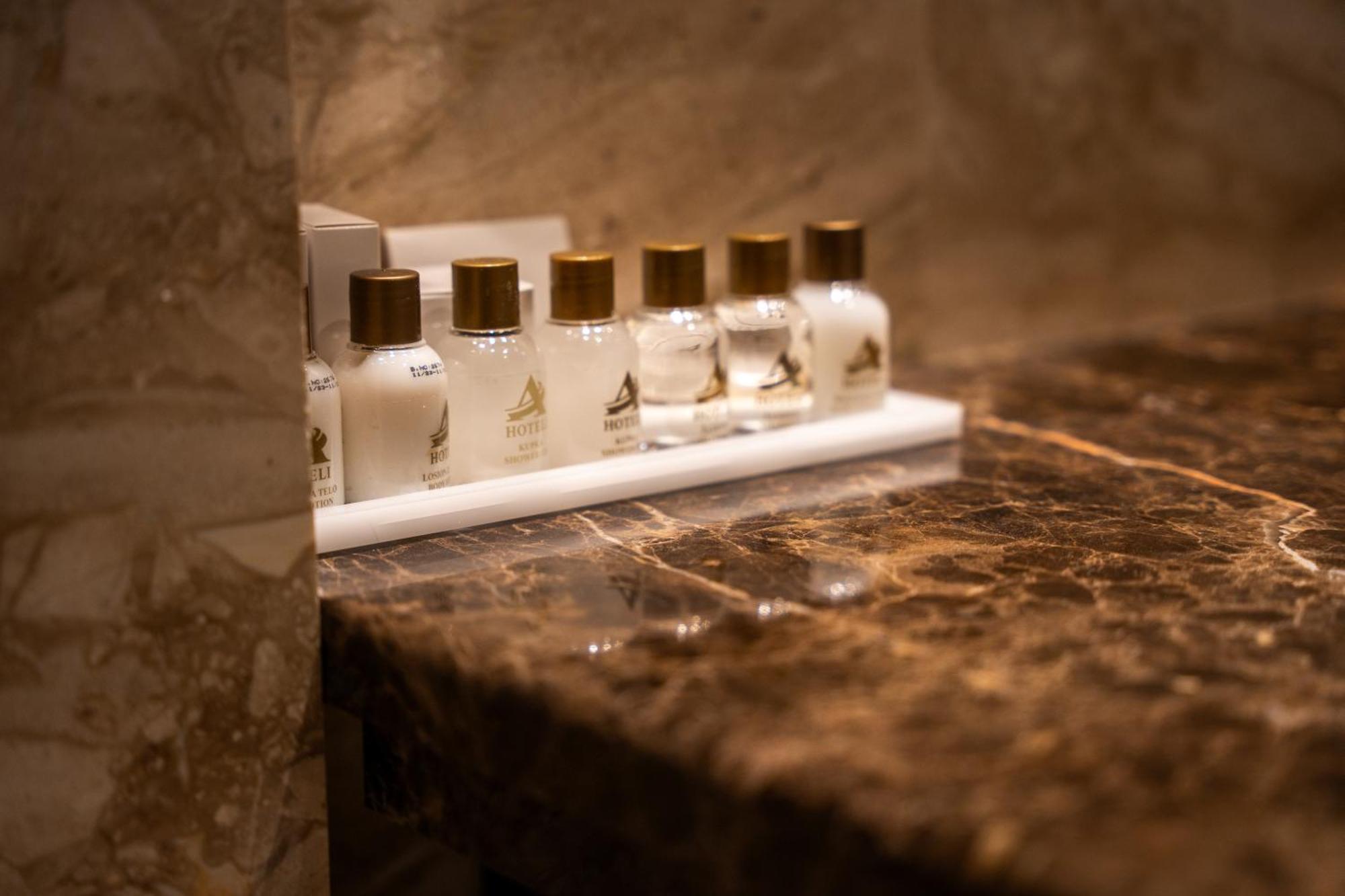 A Hoteli - Hotel Park Vrnjačka Banja 외부 사진 A collection of toiletries