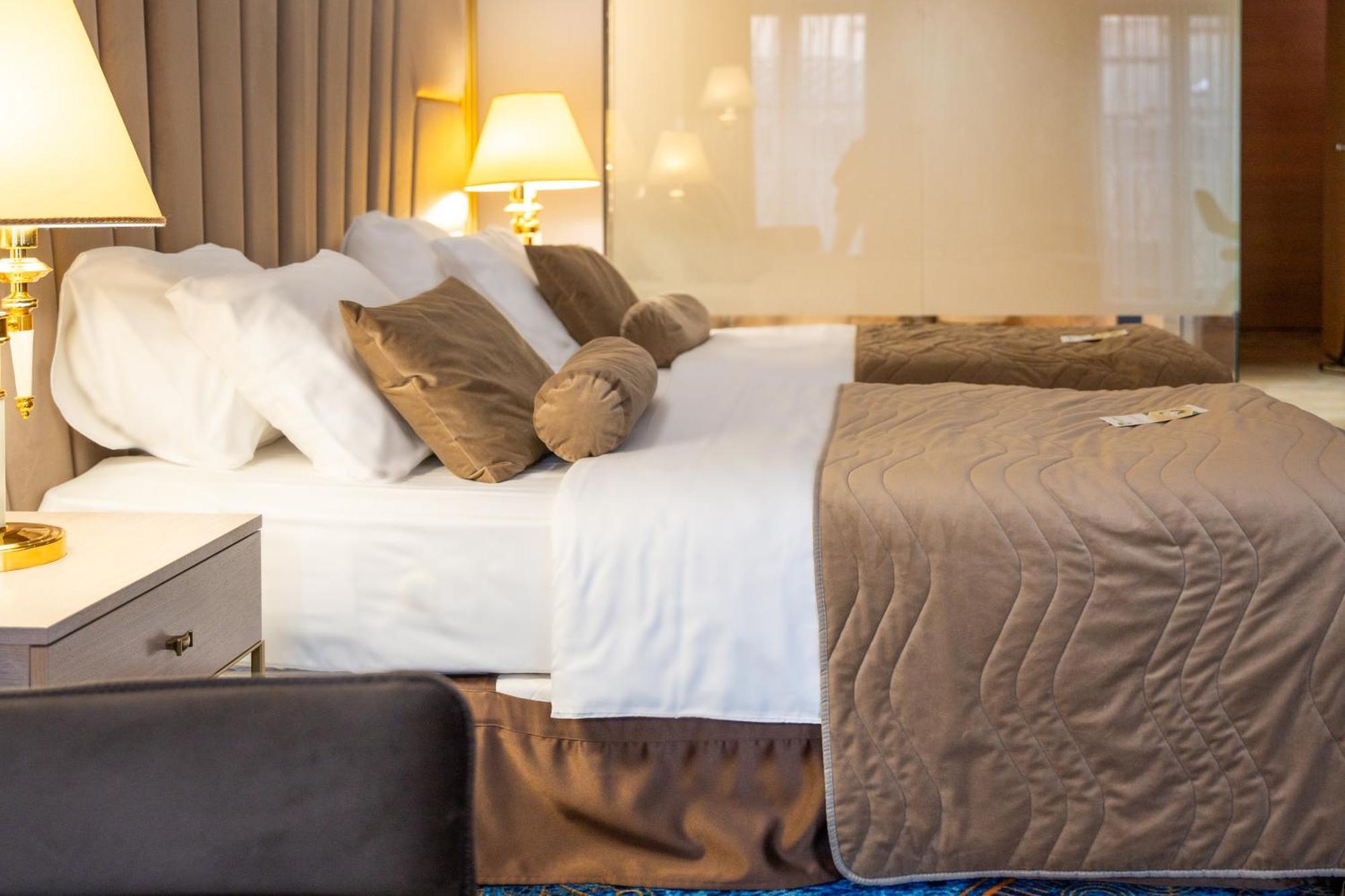 A Hoteli - Hotel Park Vrnjačka Banja 객실 사진 A bed with a bed skirt